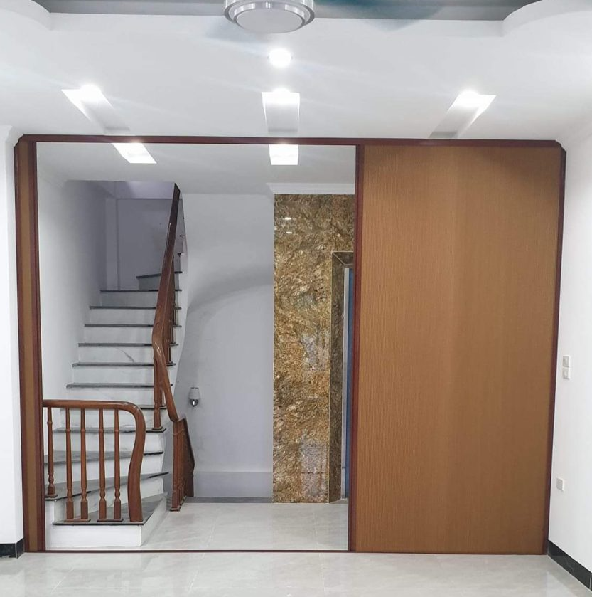 Vách Ngăn Rèm Tổ Ong: Giải Pháp “Cứu Tinh” Cho Phòng Khách Liền Cầu Thang 